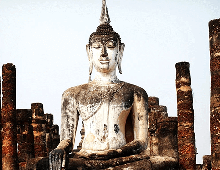 Estatua de Buda entre ruinas